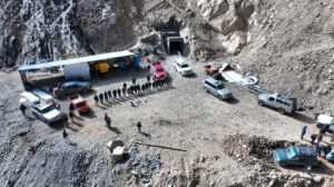 Vista general del campamento y la zona de excavación intervenida en Sorata