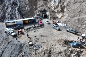 Vista general del campamento y la zona de excavación intervenida en Sorata