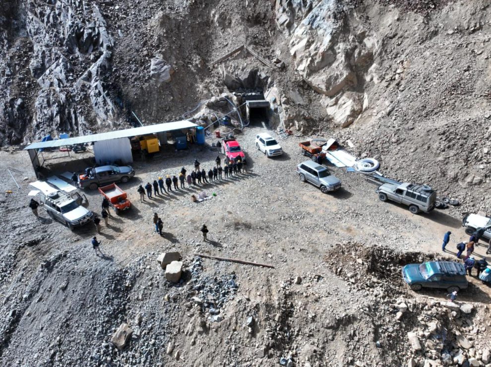 Vista general del campamento y la zona de excavación intervenida en Sorata