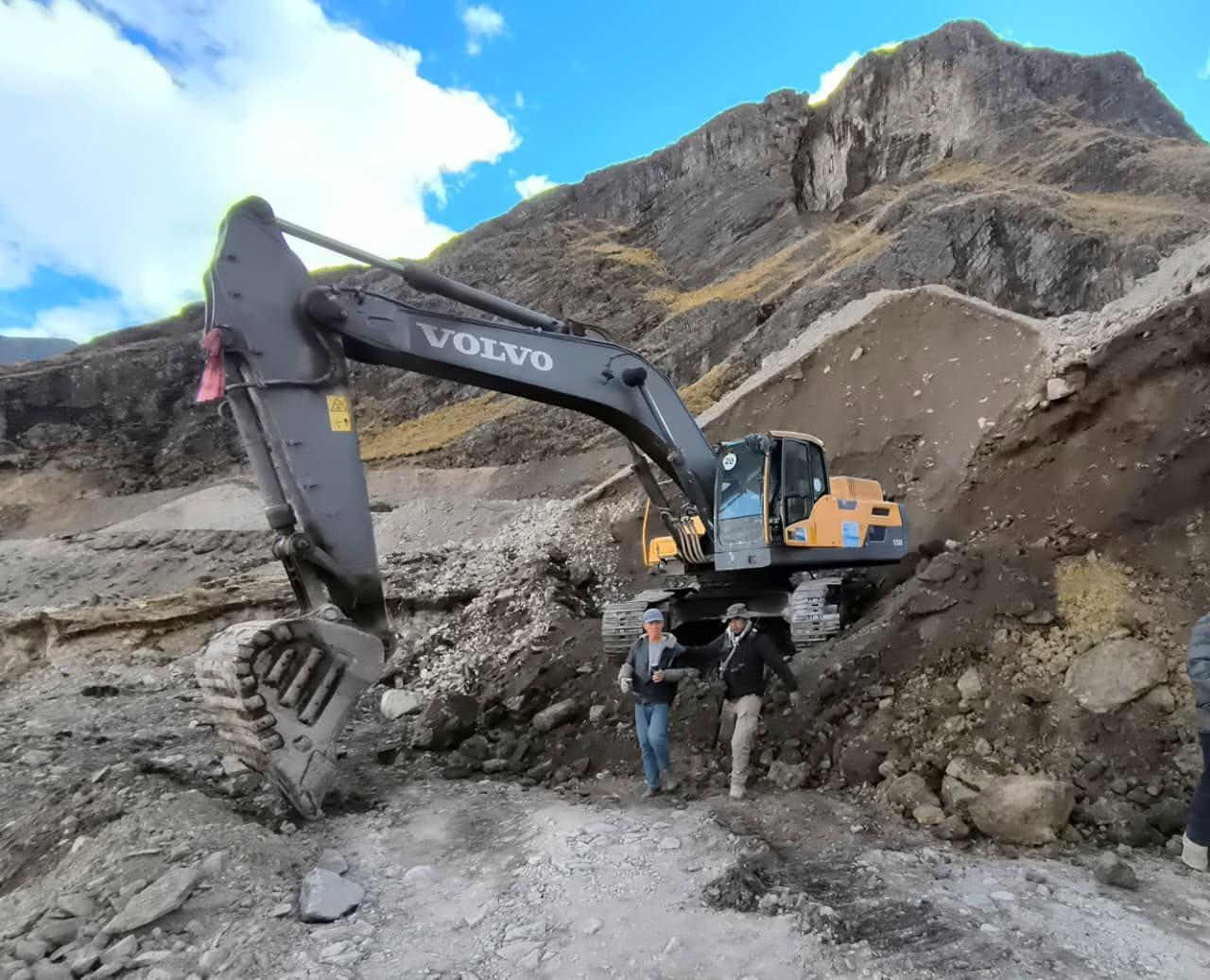 Maquinaria pesada utilizada en los trabajos de extracción ilegal de minerales