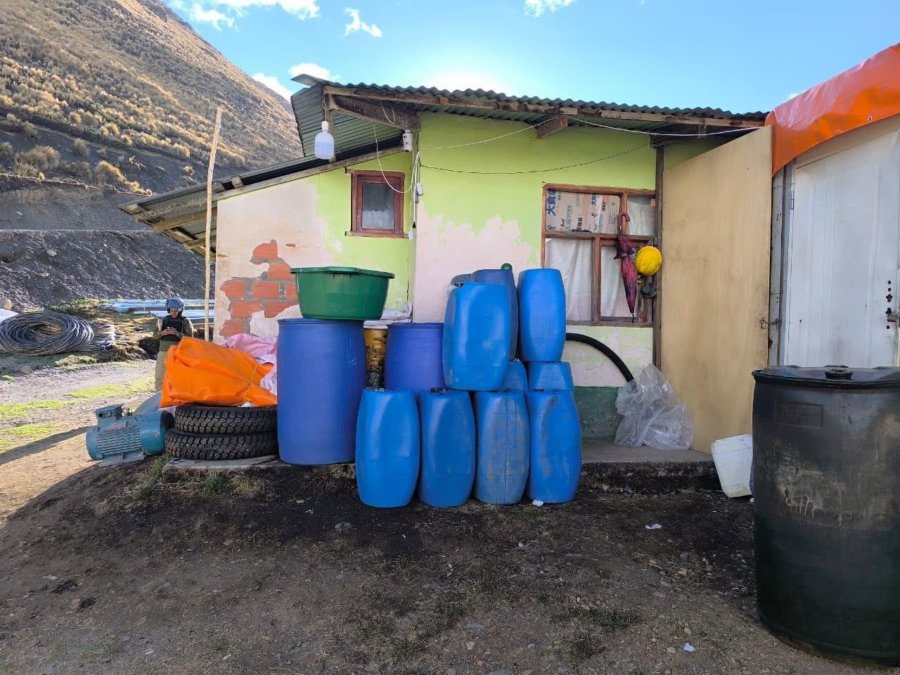 Área de campamento y bidones con combustible incautados en la zona