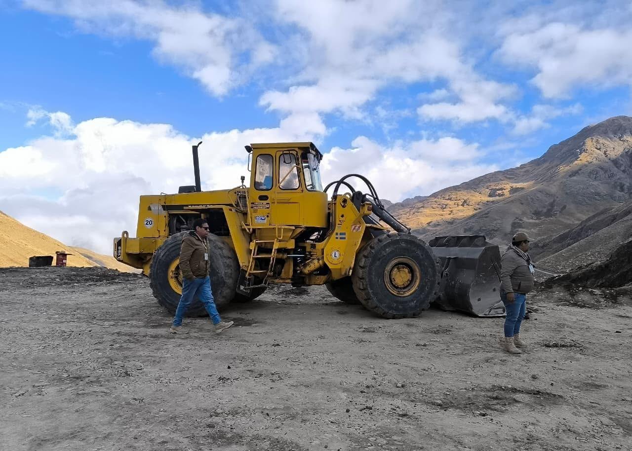 Vehículo pesado de carga retenido en el sector de la operación minera