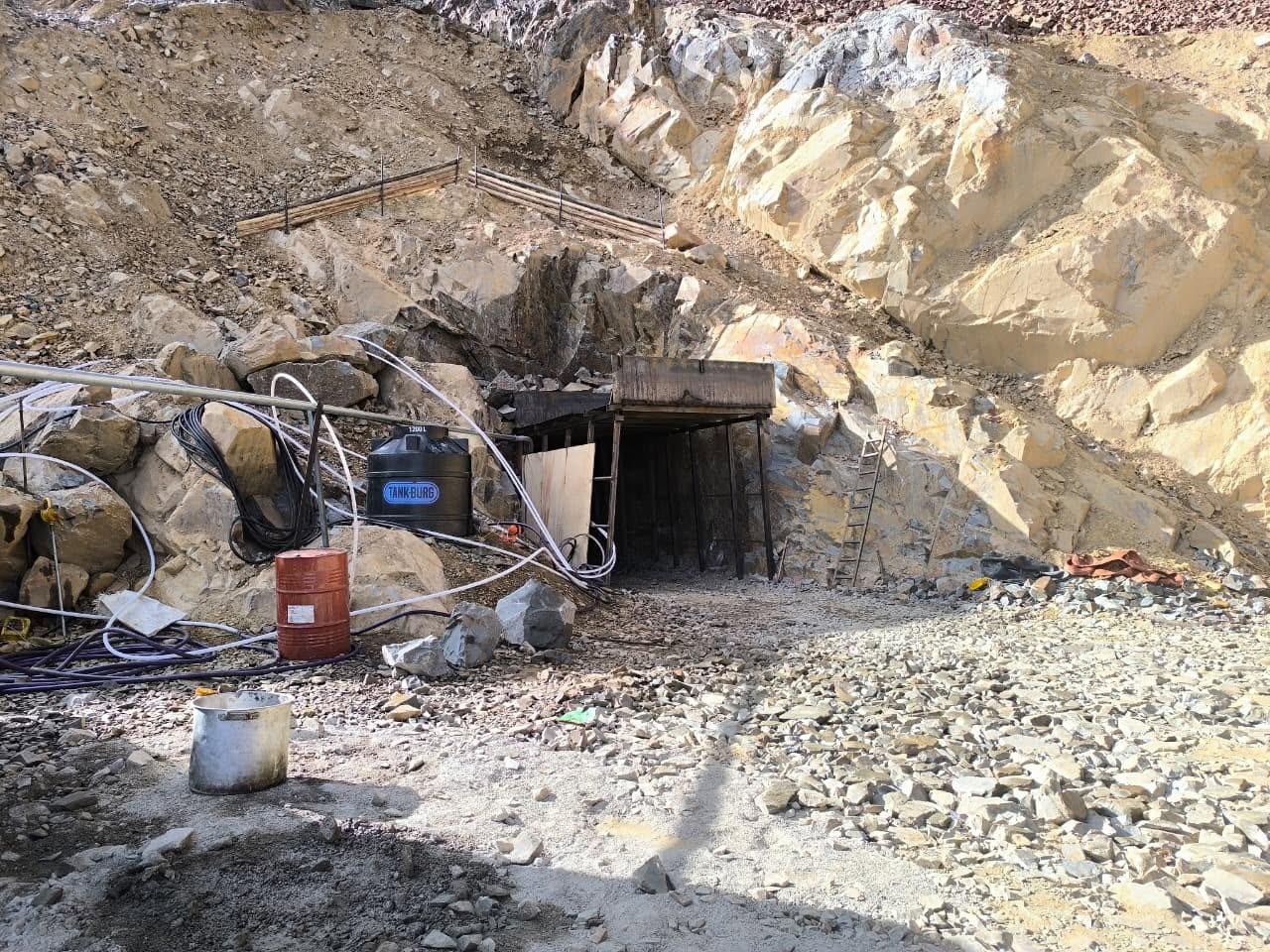 Acceso principal a la excavación subterránea