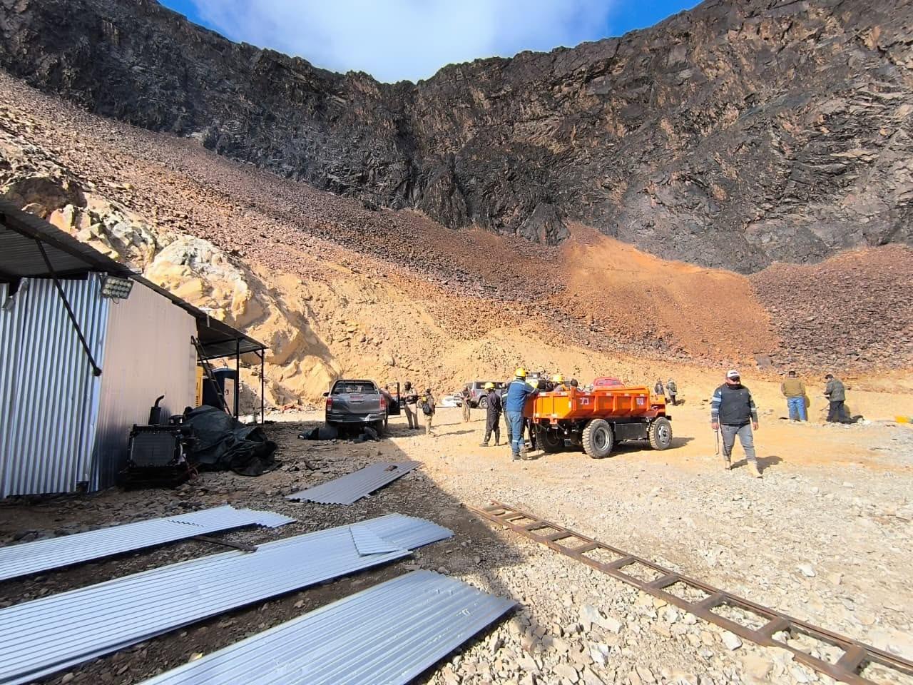 Zona montañosa y vehículos de carga retenidos durante la intervención en Sorata