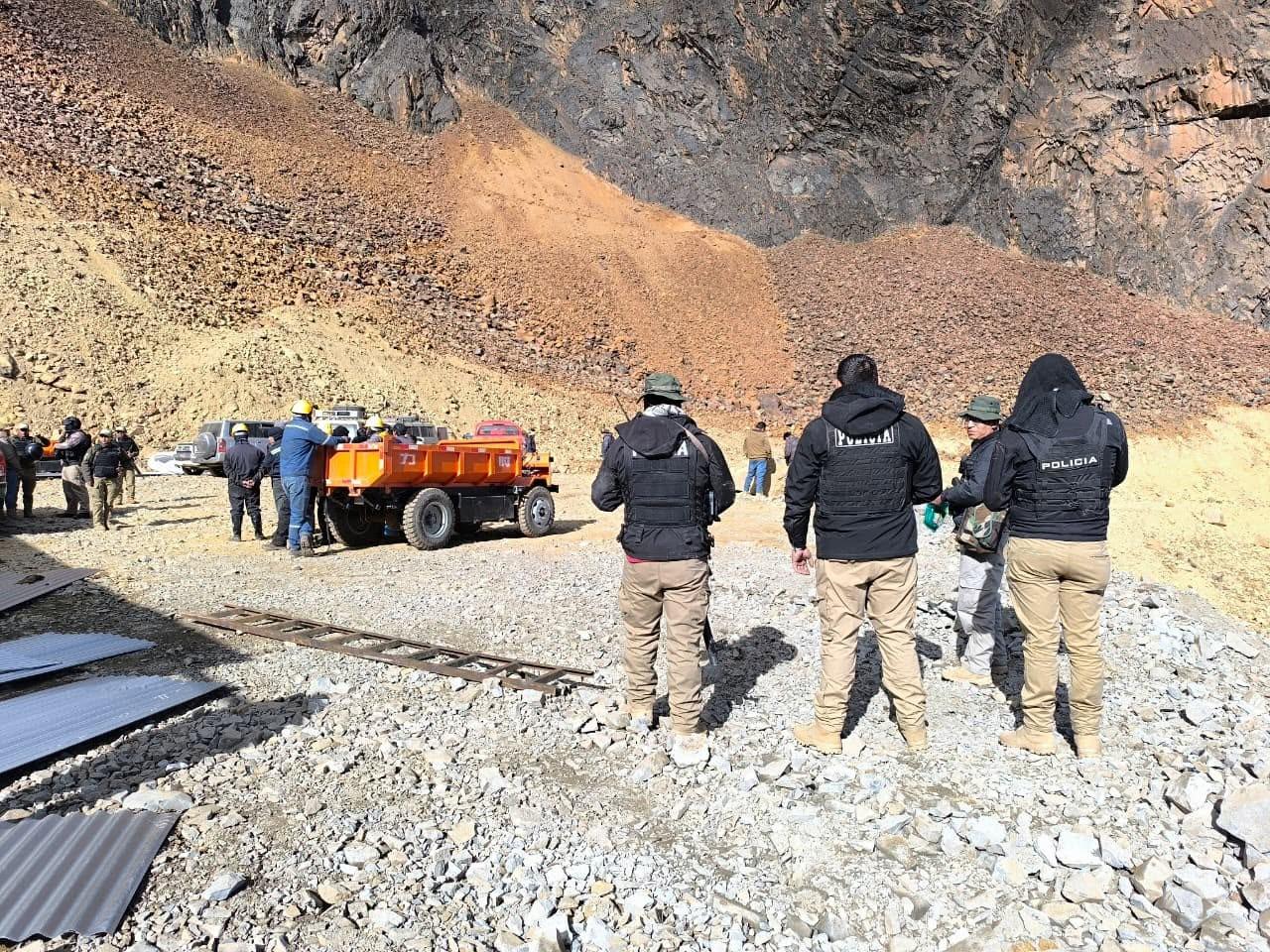 Efectivos policiales vigilando el perímetro del campamento minero ilegal