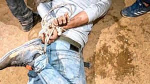 Un hombre yace en el suelo maniatado de pies y manos
