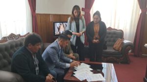Periodistas junto al alcalde