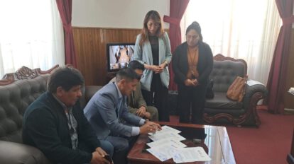 Periodistas junto al alcalde