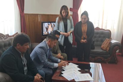 Periodistas junto al alcalde