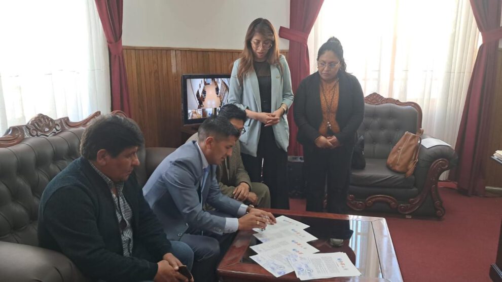 Periodistas junto al alcalde