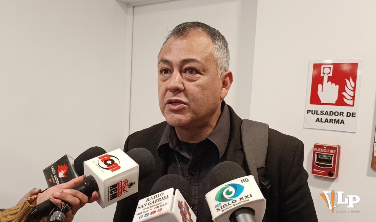 El senador Mentasti en conferencia de prensa