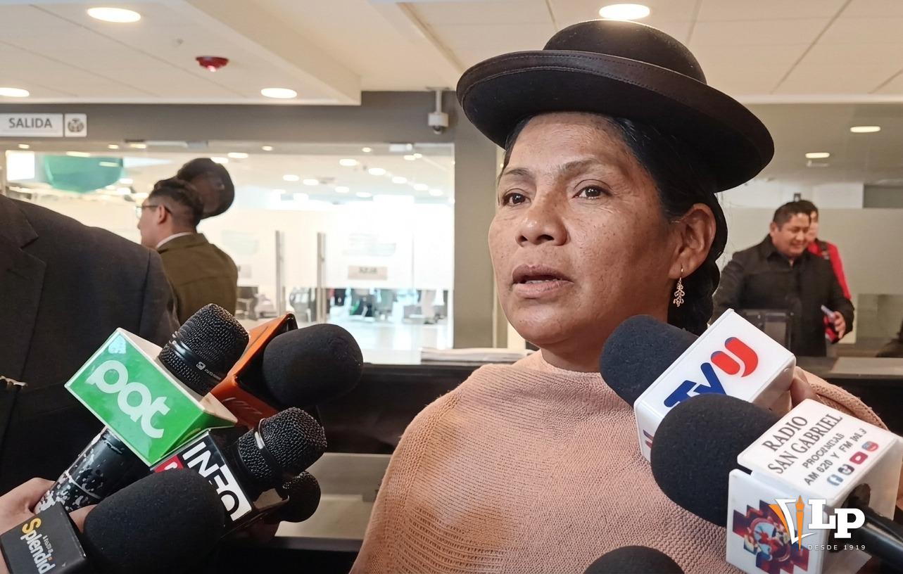 La senadora Crispín en conferencia de prensa
