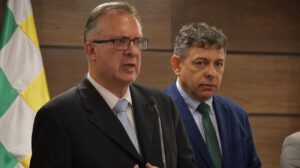El diputado Alarcón en conferencia de prensa