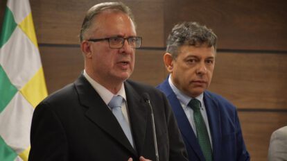 El diputado Alarcón en conferencia de prensa