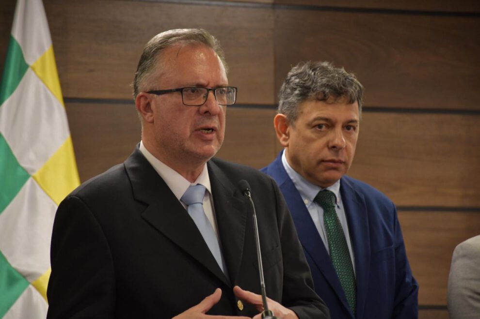 El diputado Alarcón en conferencia de prensa