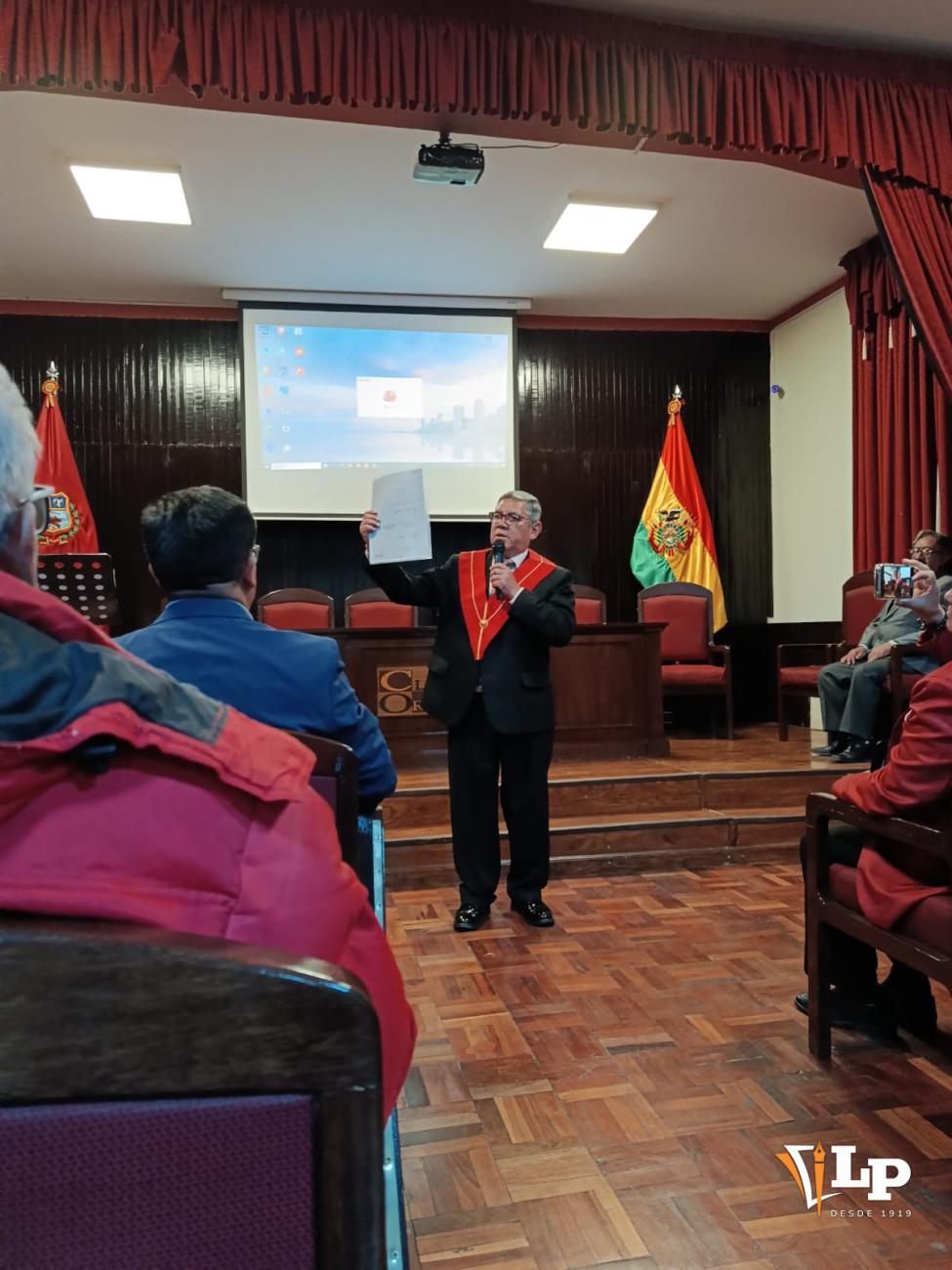 José Pavel Álvarez entrega una copia histórica