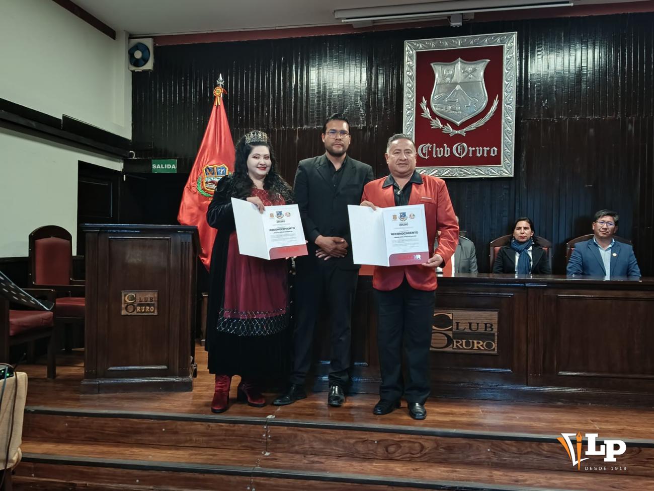 Entrega de reconocimientos a los ponentes del evento