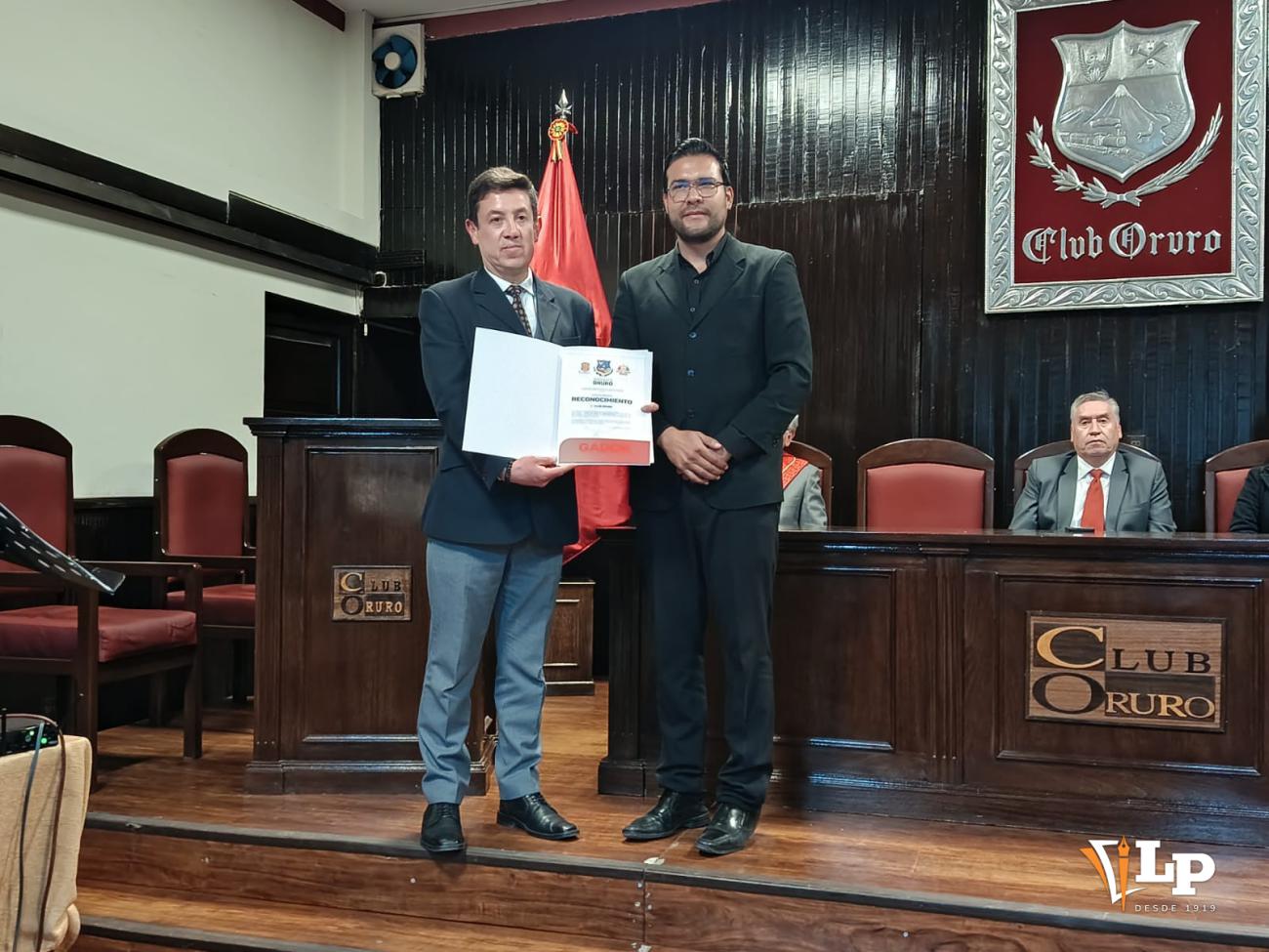 Entrega de reconocimiento oficial al Club Oruro