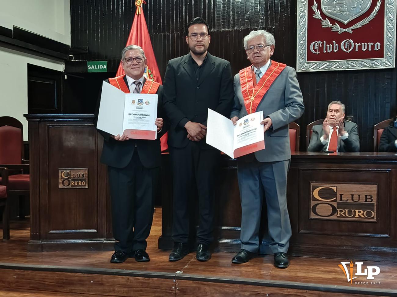 Los expositores Javier Cárdenas y Pabel Álvarez reciben su reconocimiento