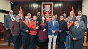 Participantes e invitados especiales posan al finalizar el acto conmemorativo