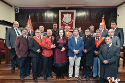 Participantes e invitados especiales posan al finalizar el acto conmemorativo