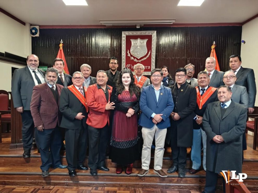 Participantes e invitados especiales posan al finalizar el acto conmemorativo