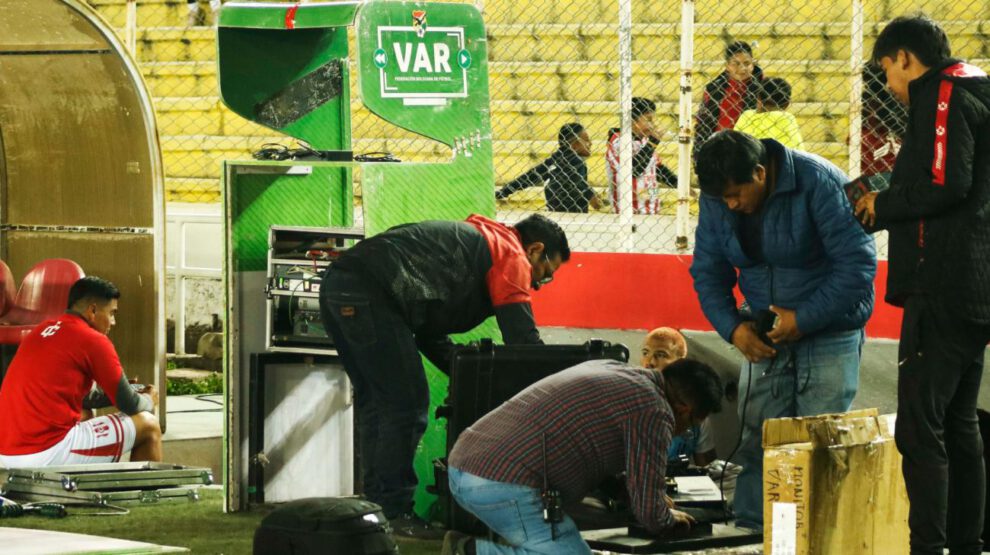 División Profesional, Árbitro comunicará el público el análisis del VAR, Estadio Jesús Bermúdez de Oruro