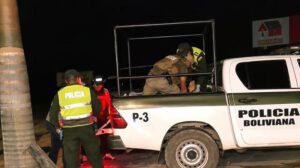 Policias recogiendo un cadavar