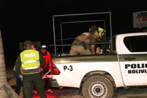 Policias recogiendo un cadavar