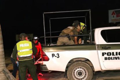 Policias recogiendo un cadavar