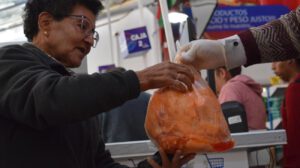 señora comprando carne