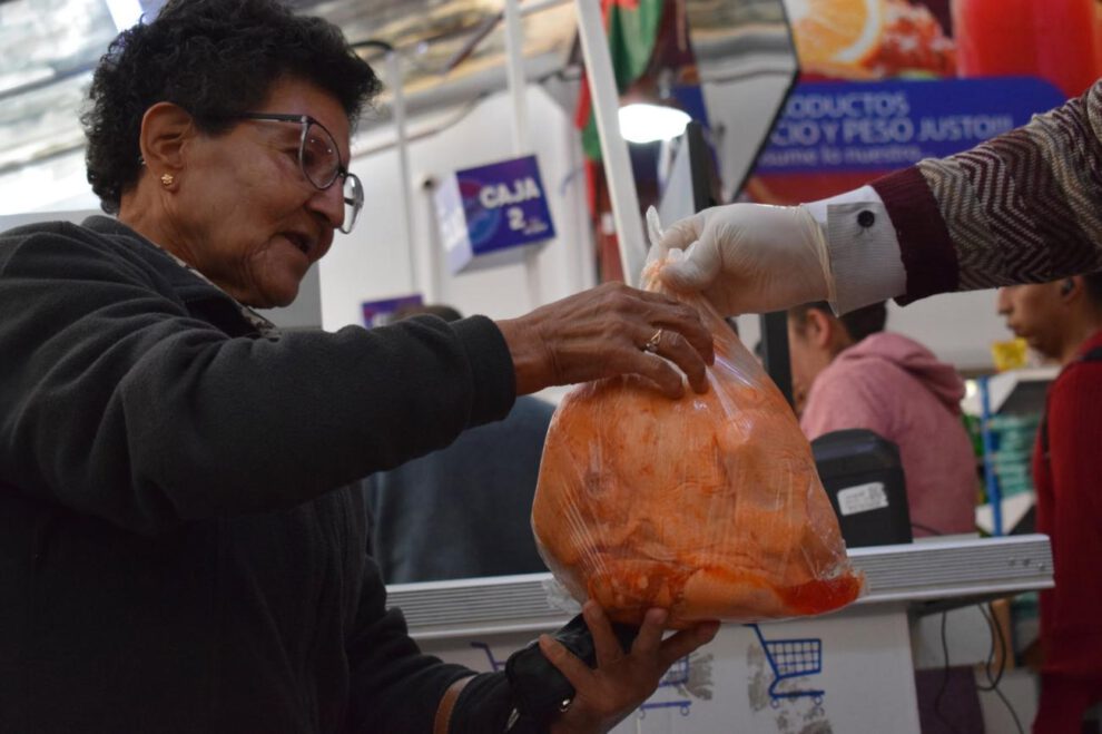 señora comprando carne
