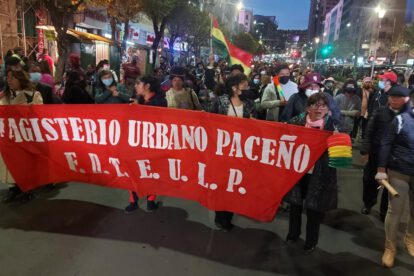 Un grupo de maestros de La Paz marchando
