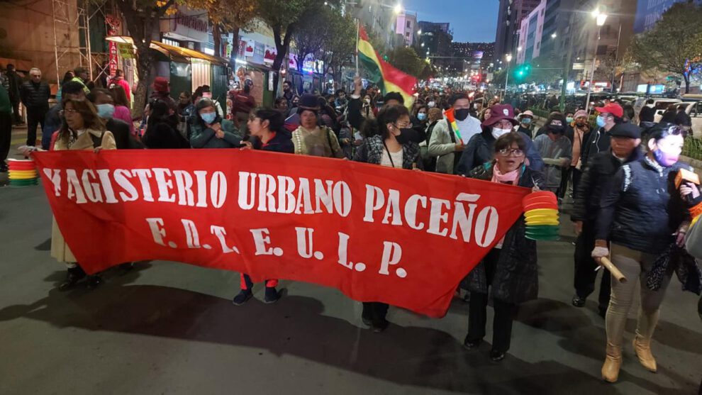 Un grupo de maestros de La Paz marchando