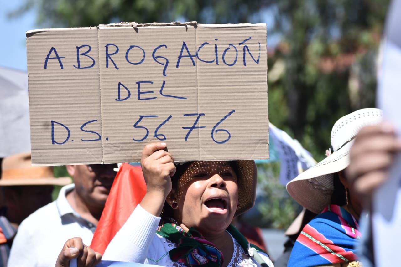 Un persona manifestandose con un cartel