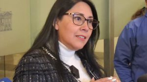 La senadora Medrano en conferencia de prensa