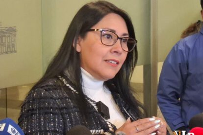 La senadora Medrano en conferencia de prensa