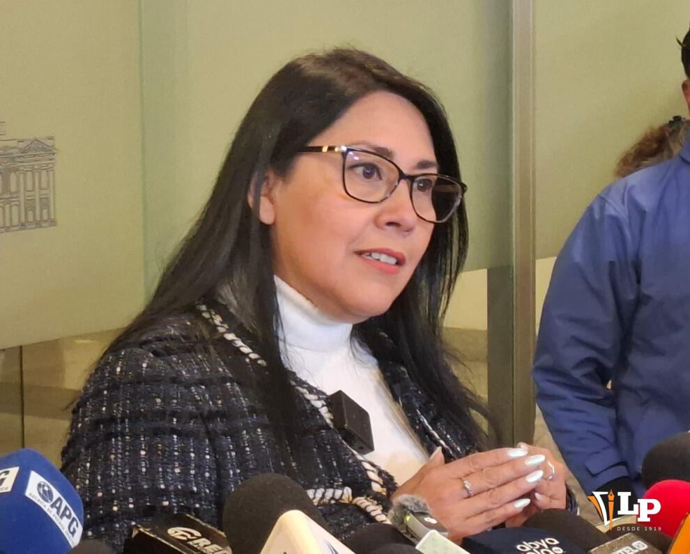 La senadora Medrano en conferencia de prensa