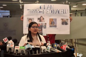 La diputada Claros en conferencia de prensa