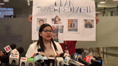 La diputada Claros en conferencia de prensa