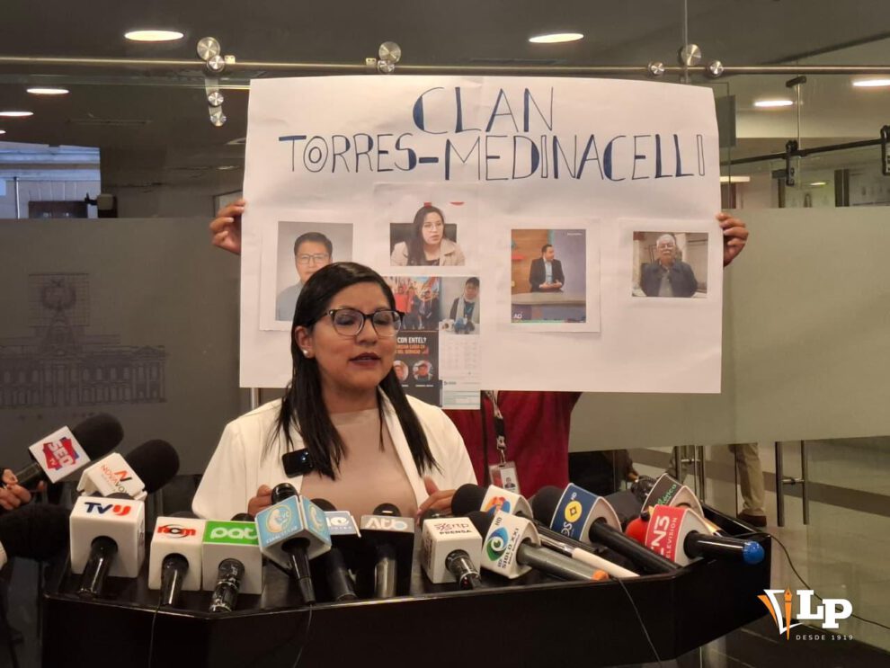 La diputada Claros en conferencia de prensa
