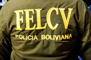 Parte trasera de la chaqueta de la fuerza especial de lucha contra la violencia
