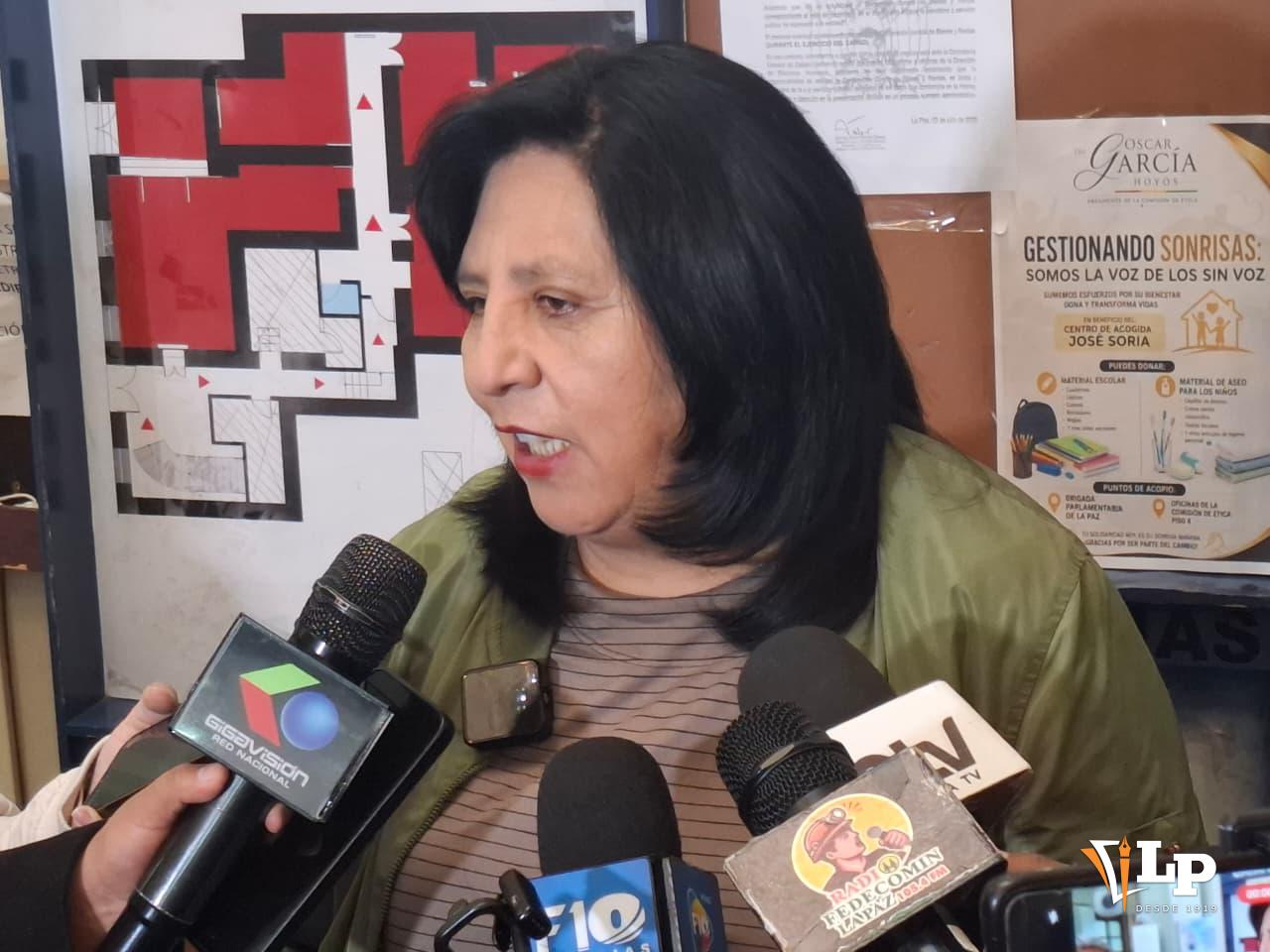 La diputada Bilbao en conferencia de prensa