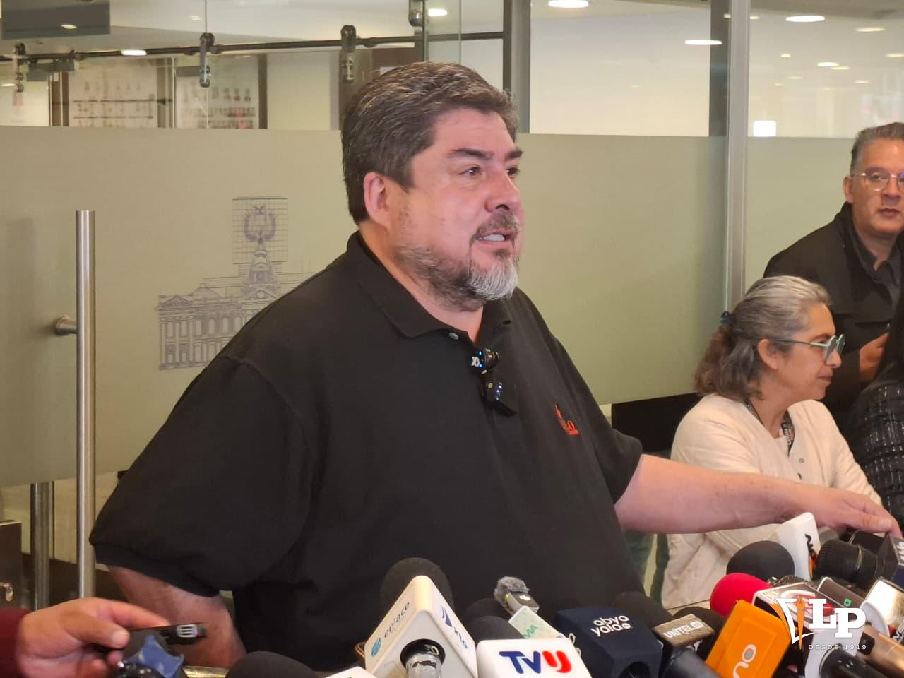 El diputado Zegarra en conferencia de prensa