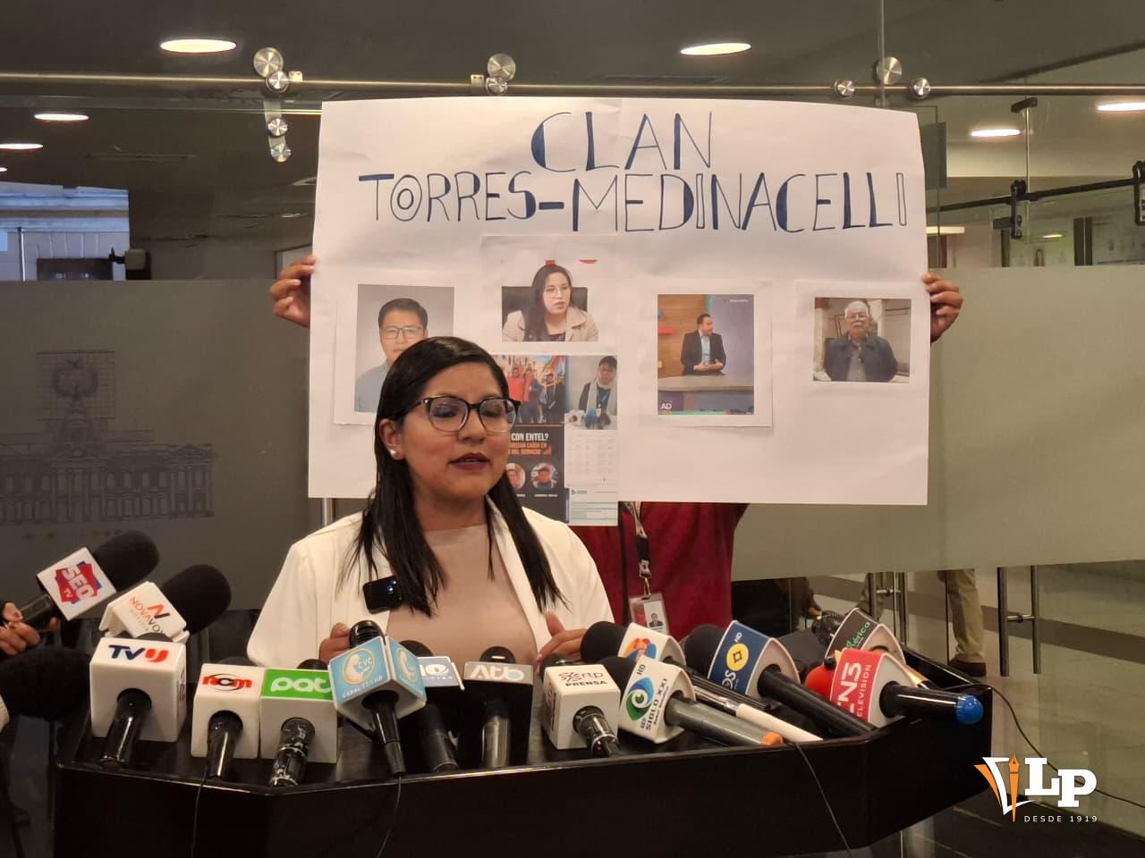La diputada Claros en conferencia de prensa