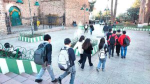 Estudiantes saliendo de una escuela
