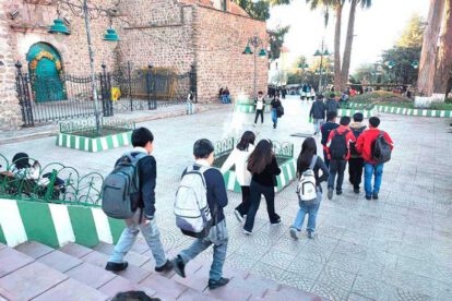 Estudiantes saliendo de una escuela