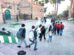 Estudiantes saliendo de una escuela
