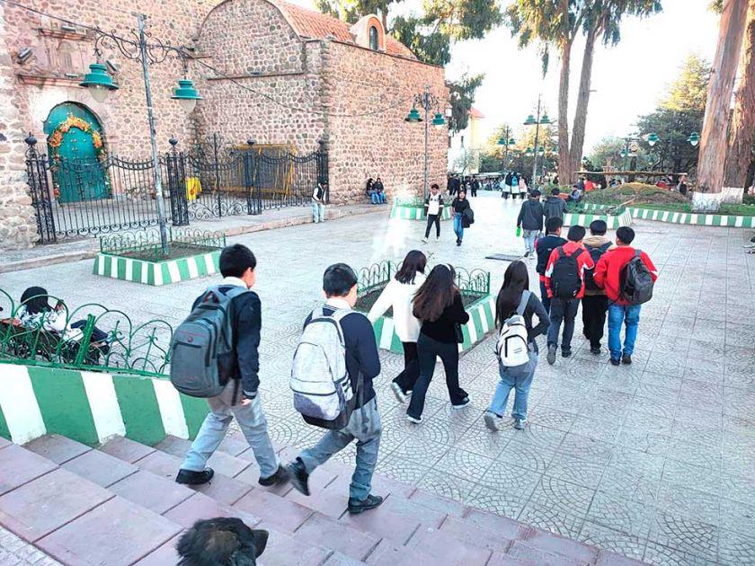Estudiantes saliendo de una escuela