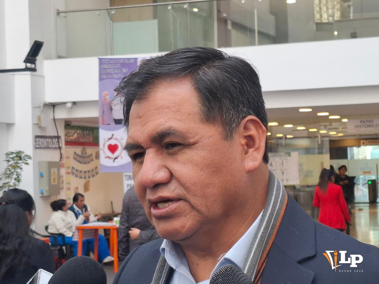 El senador Quispe en conferencia de prensa